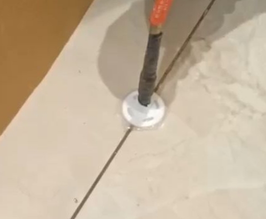 姑苏瓷砖空鼓维修公司专业解答瓷砖在铺贴过程中，如果没有涂抹均匀到位的粘结材料（如水泥砂浆或瓷砖胶），可能会导致以下问题