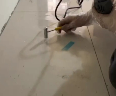 姑苏瓷砖开裂维修公司专业分享瓷砖在铺贴前如果没有沥干水分，将会导致以下问题